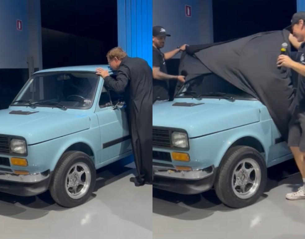 Padre emocionado no dia da entrega do carro restaurado