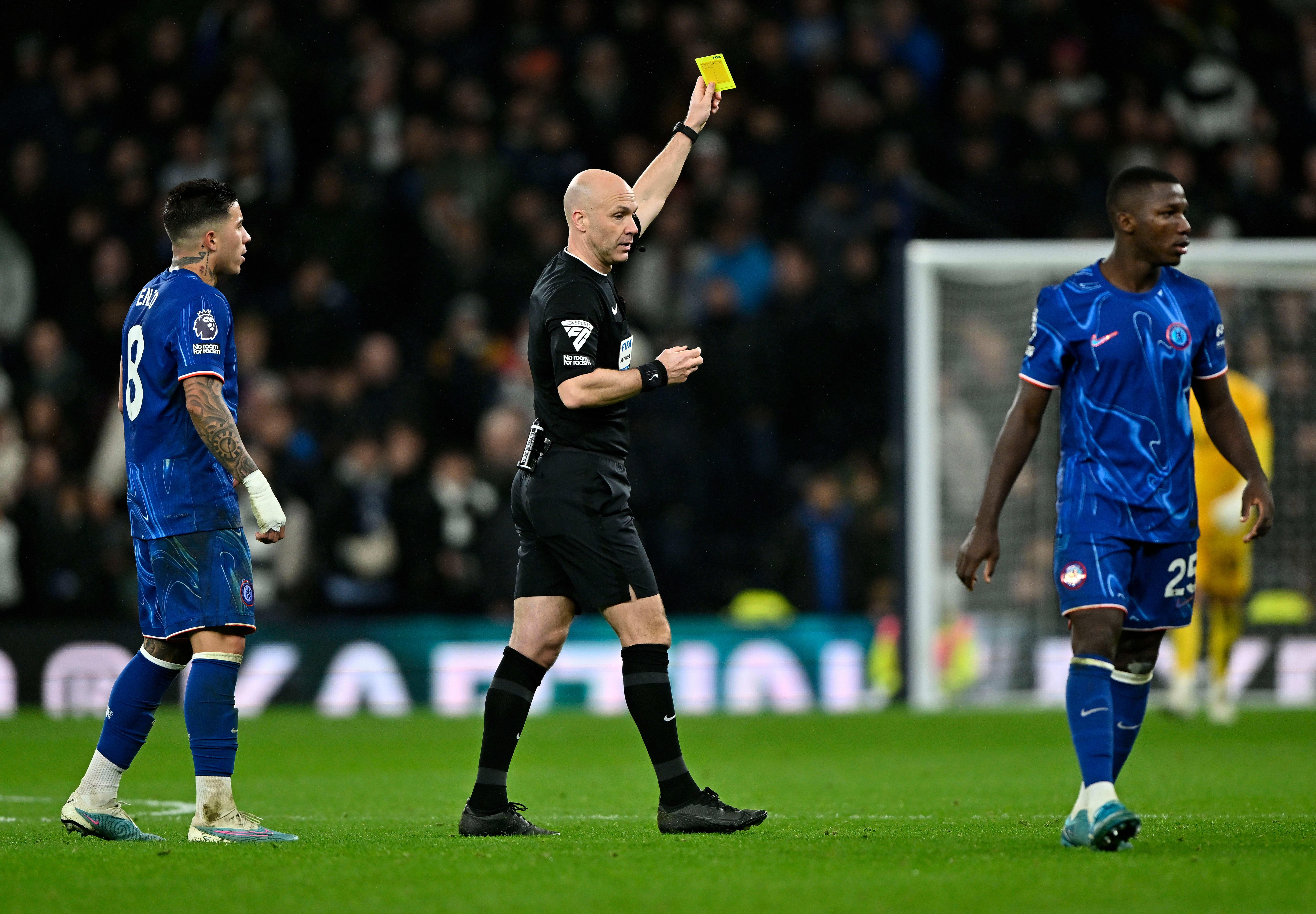 Anthony Taylor aplica cartão em Pedro Neto.
