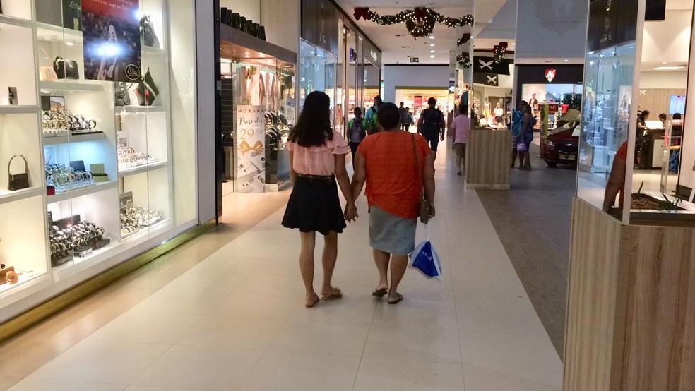 Movimento de consumidores em um shopping de Santarém, no Pará