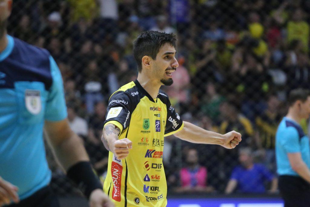 Jogo emocionante entre Jaraguá e Praia Clube.