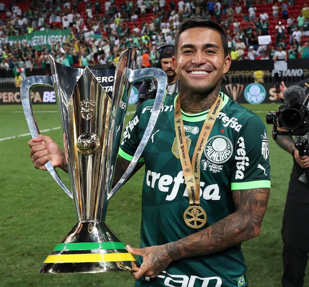 Dudu, atacante do Palmeiras, com a taça da Supercopa do Brasil 2023