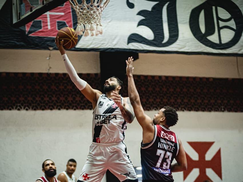 Cesta de Paulichi durante partida do Vasco no NBB