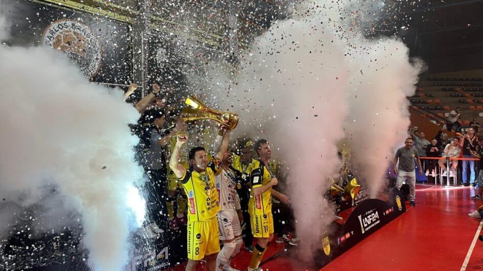 Jaraguá ergue a taça de campeão da Liga Nacional de Futsal.