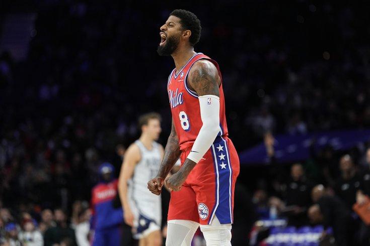 Paul George e KJ Martin comemorando uma jogada durante a partida