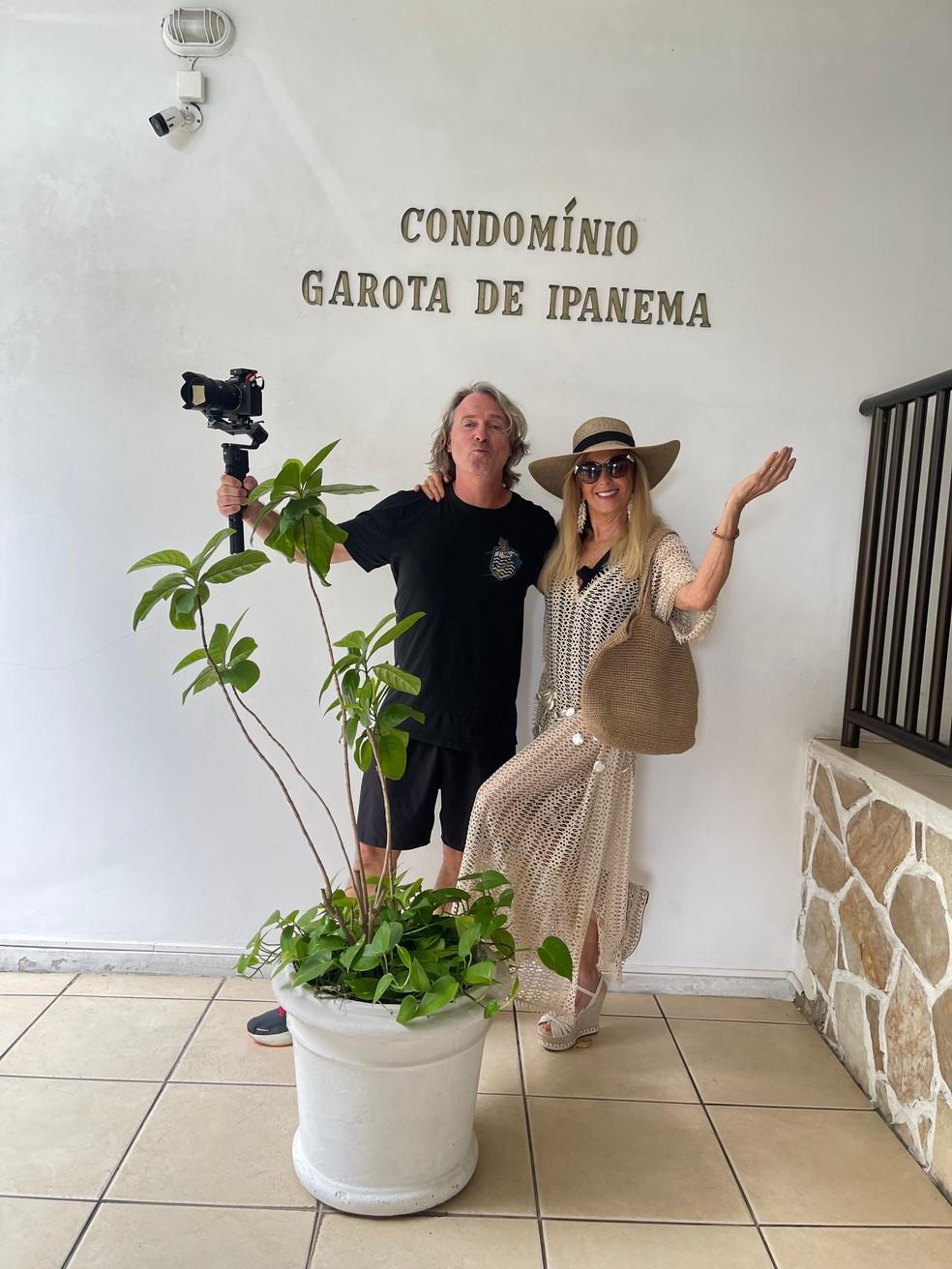 Helô Pinheiro e o repórter alemão no prédio onde ela morou em Ipanema