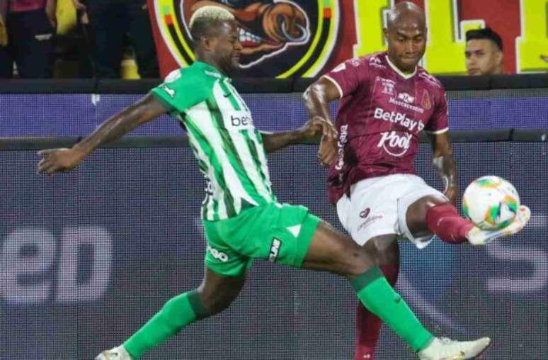 Jogadores em campo no Estádio Manuel Murillo Toro, onde Tolima e Atlético Nacional empataram