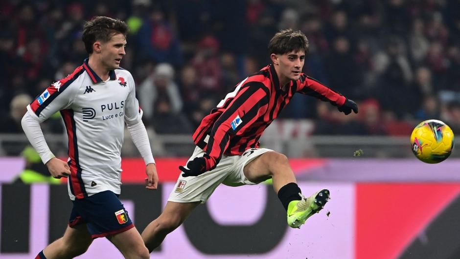 Mattia Liberali do AC Milan driblando Morten Frendrup do Genoa durante a partida em San Siro