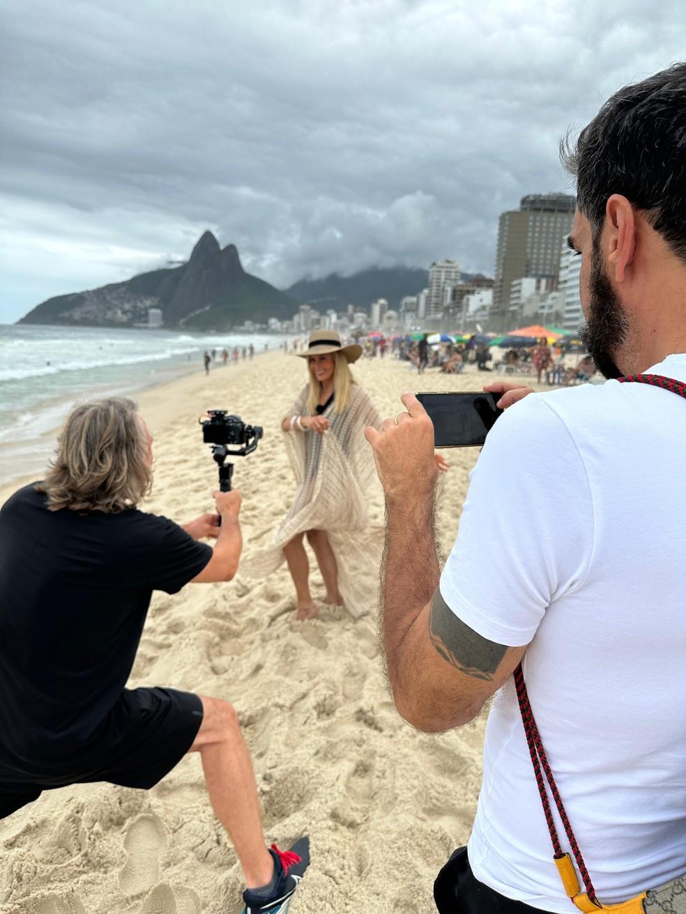 Helô Pinheiro deu entrevista para a TV Alemã na praia de Ipanema, no Rio