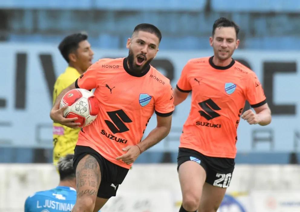 Melgar celebra o primeiro gol durante a partida entre Bolívar e The Strongest.