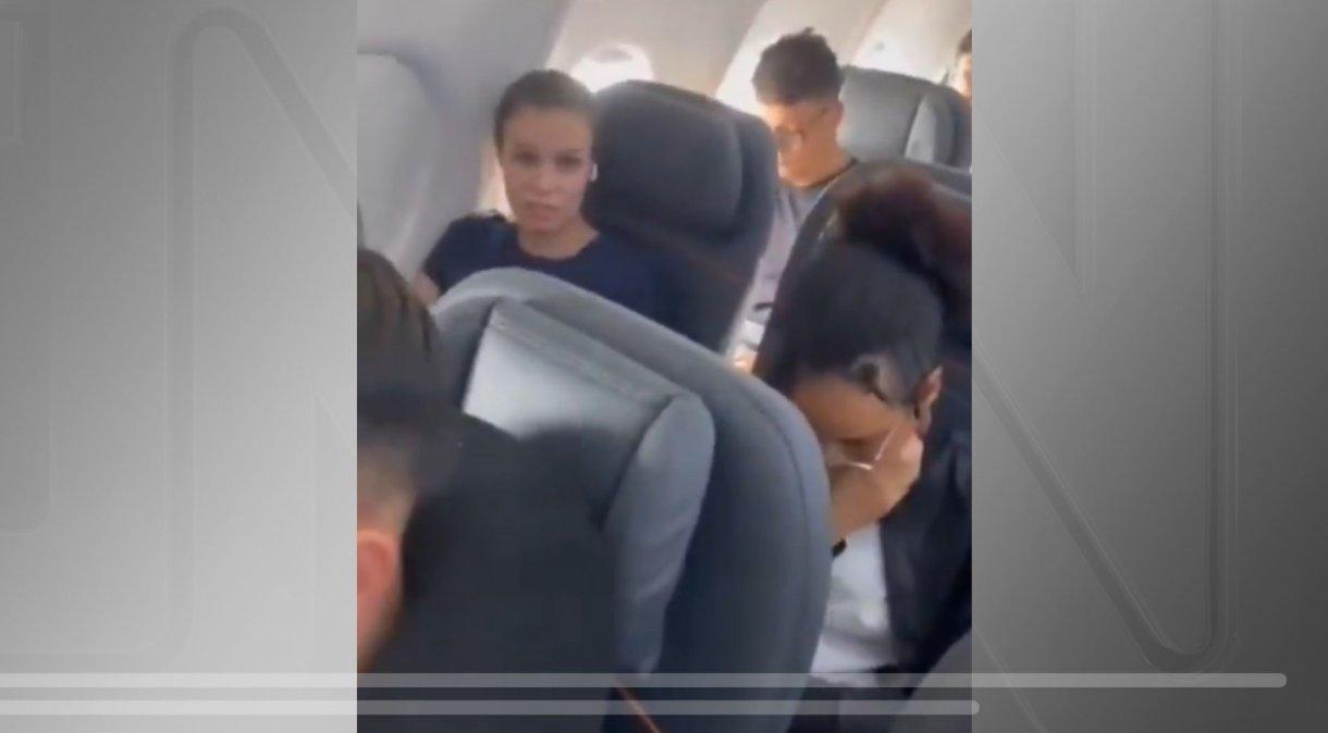 Mulher é questionada por não ceder lugar em avião.