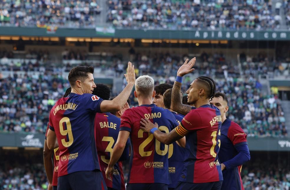 Jogadores do Barcelona comemoram gol de Lewandowski