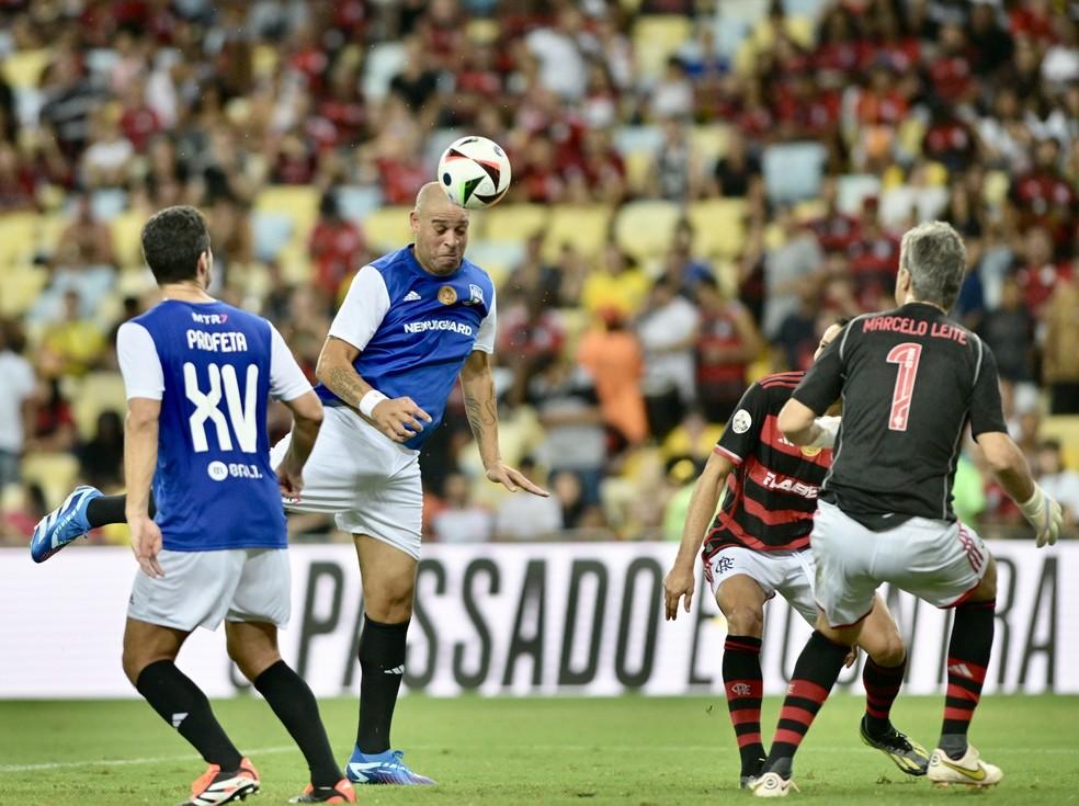 Adriano faz gol de cabeça em despedida — Foto: André Durão