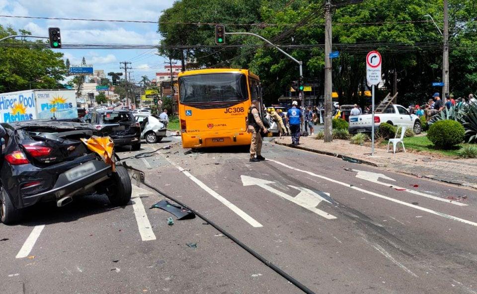 Ônibus desgovernado atropelando vários veículos em Curitiba