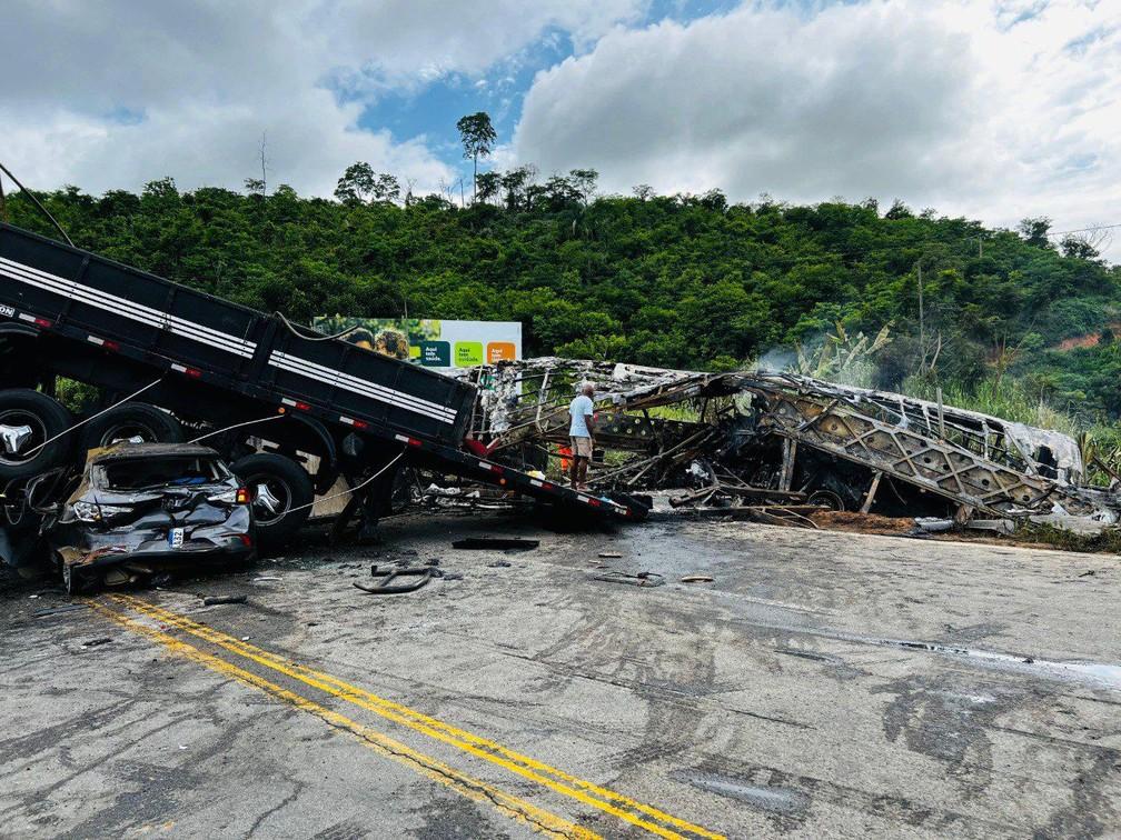 Ônibus pegou fogo após colidir contra carreta