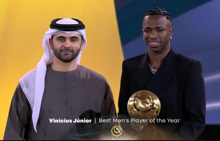 Vini Jr. é eleito o melhor jogador do mundo e recebe prêmio em Dubai