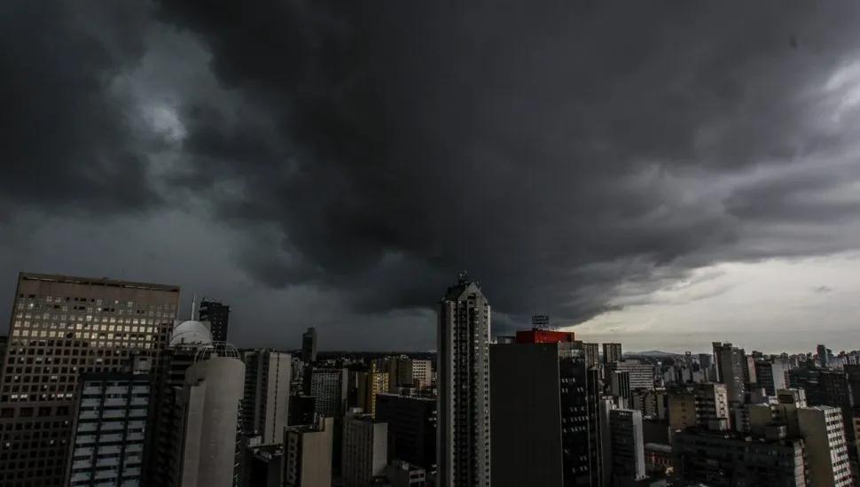 Nuvens escuras de chuva antes de um temporal.