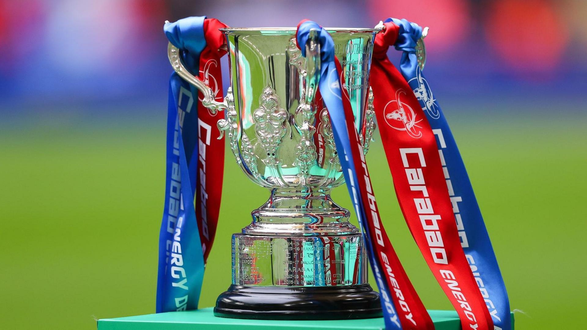 Carabao Cup em um pedestal antes da final de 2023-24 entre Liverpool e Chelsea