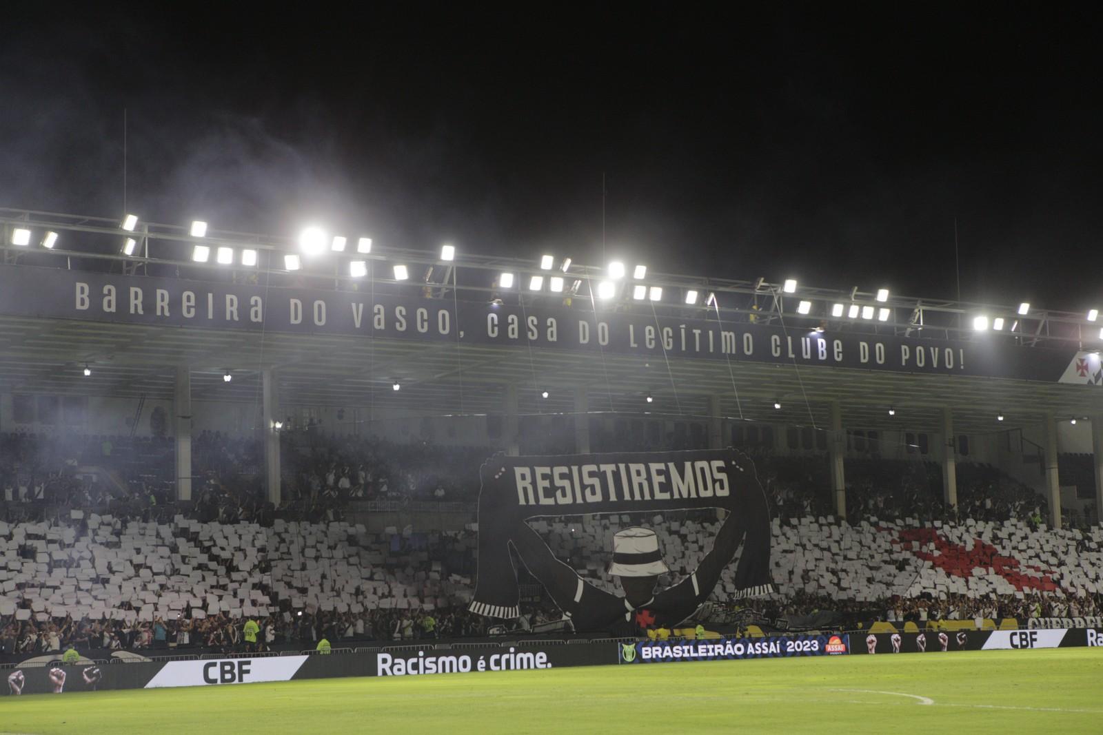 Torcida do Vasco da Gama lota São Januário após reabertura.