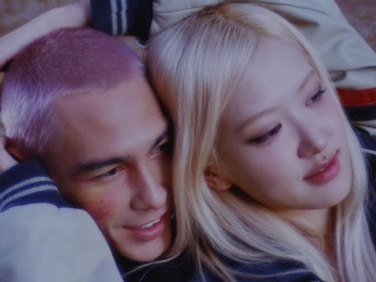 Rosé e Evan Mock no clipe toxic till the end