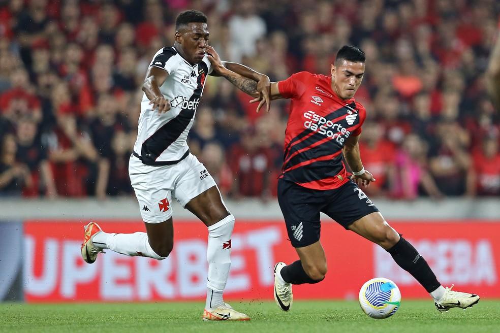 Léo e Cuello em ação em Athletico x Vasco