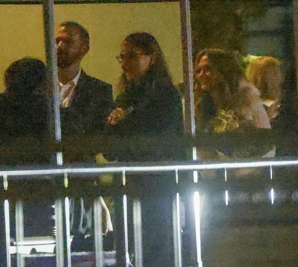 Ben Affleck e as ex-esposas, Jennifer Lopez e Jennifer Garner, se encontram em evento dos filhos