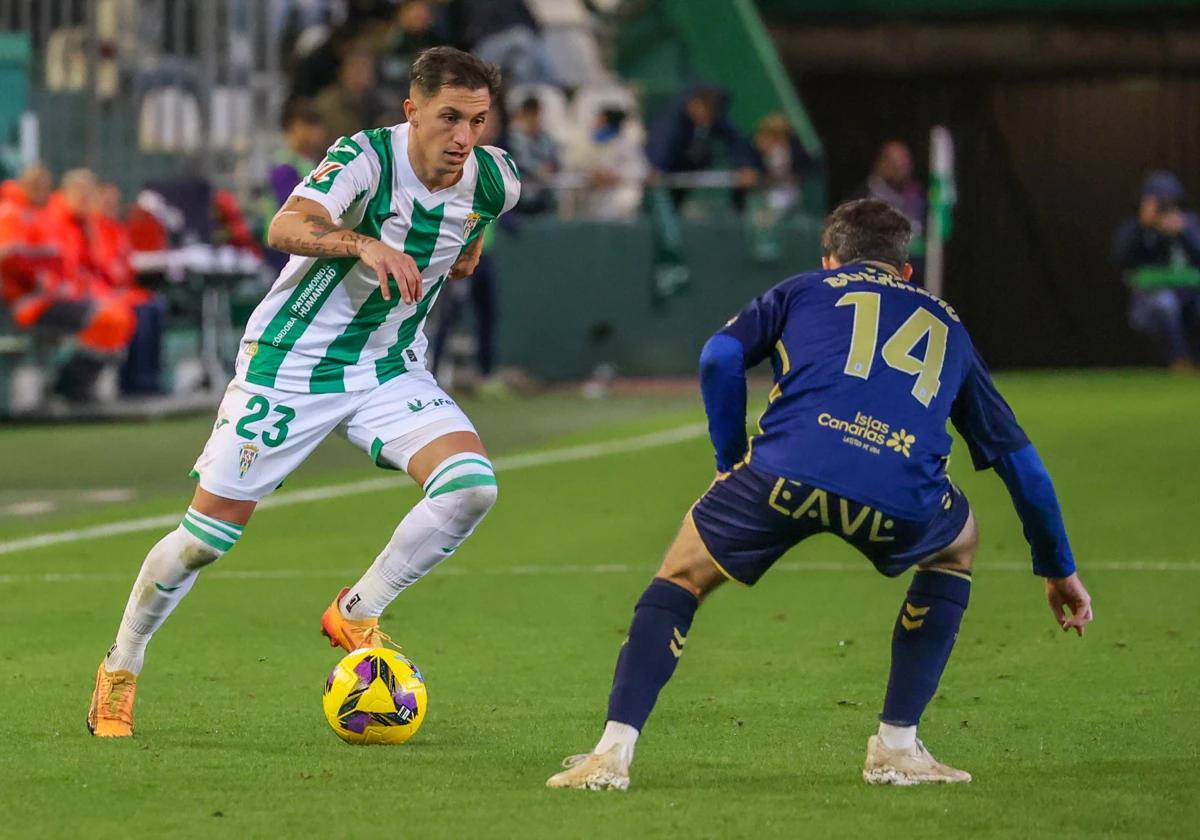 Carracedo conduindo o balón durante o jogo no El Arcángel