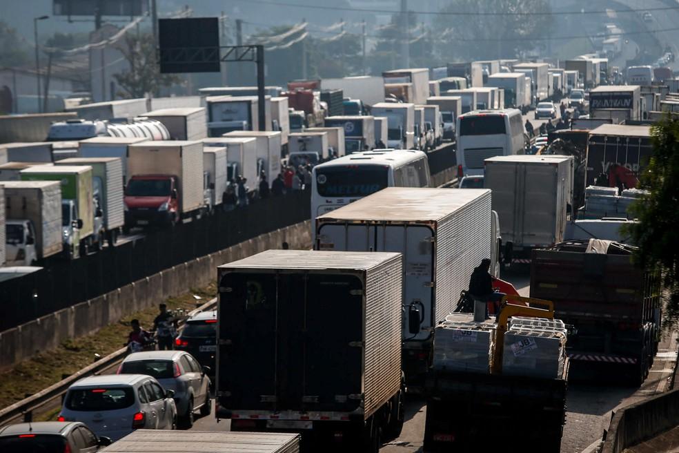 Caminhões e carros parados na rodovia Regis Bittencur, próximo a Embu das artes, em São Paulo