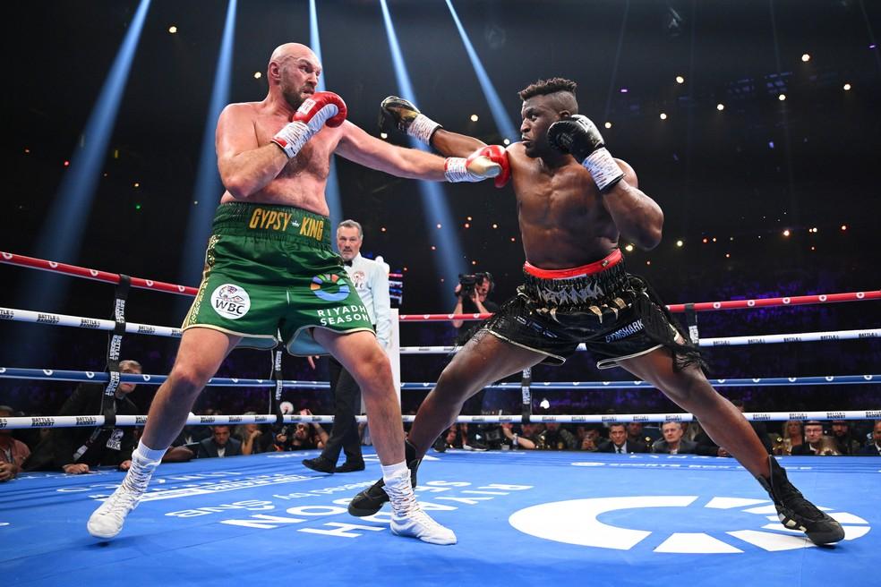 Tyson Fury e Francis Ngannou trocam golpes no centro do ringue