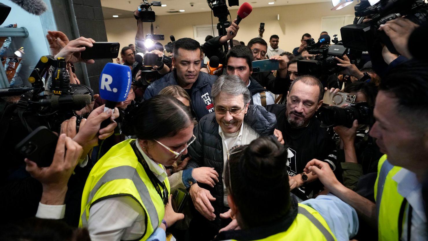 Fabio Ochoa chega ao aeroporto de El Dorado, Bogotá