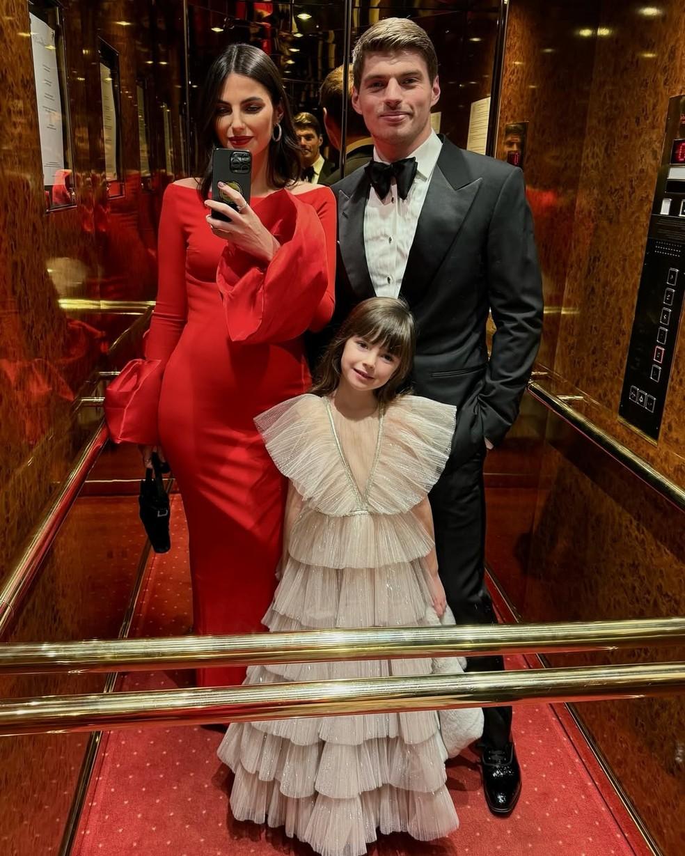 Kelly Piquet mostra Natal com Max Verstappen