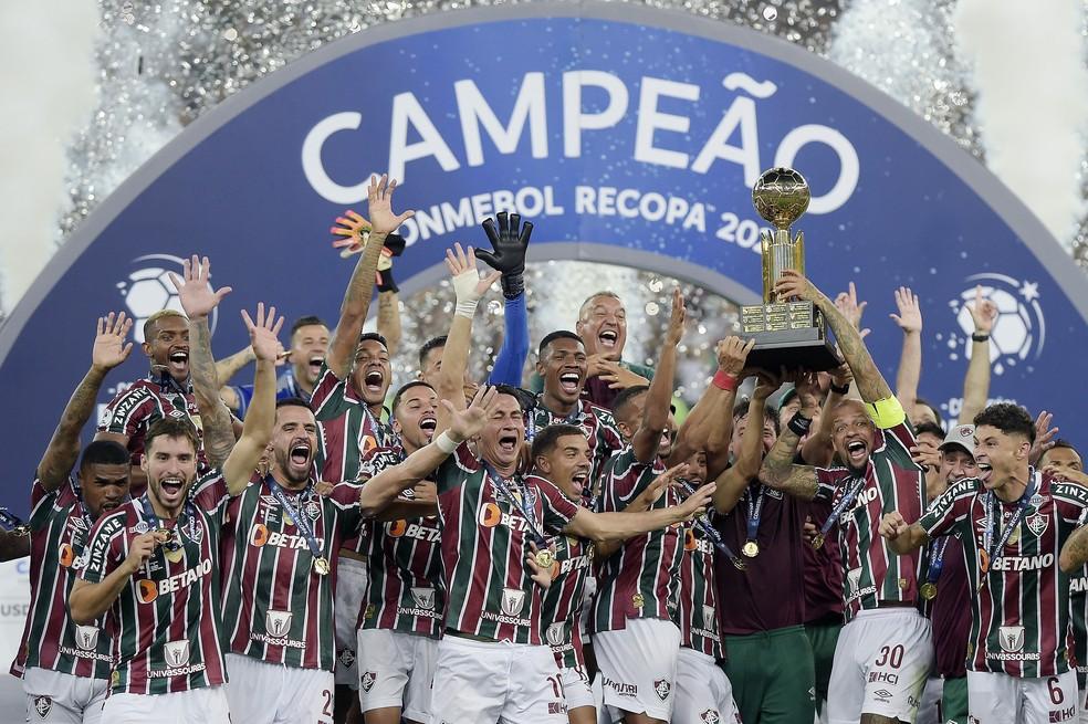 Fluminense levanta a taça de campeão da Recopa sobre a LDU