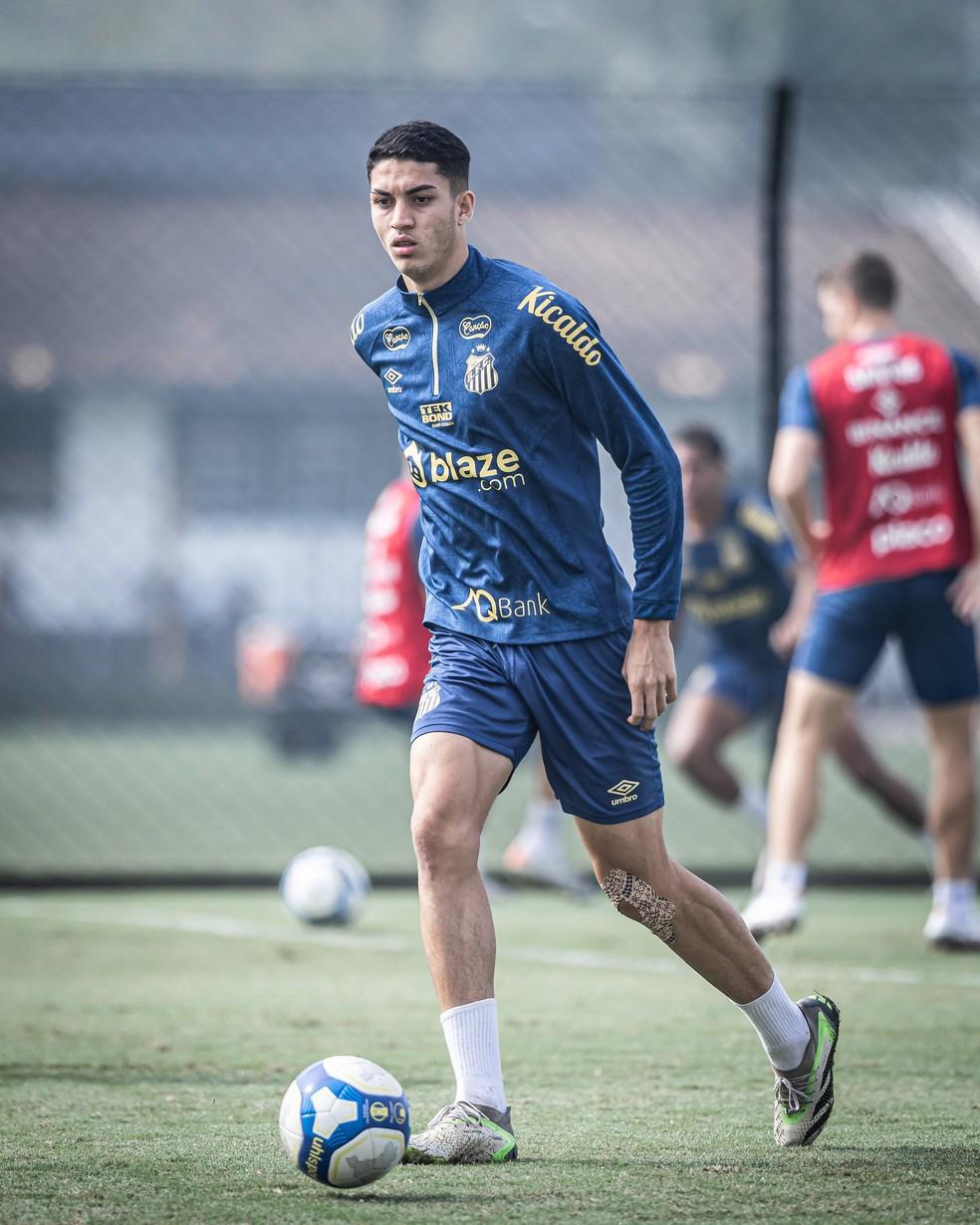 Jair em treino do Santos