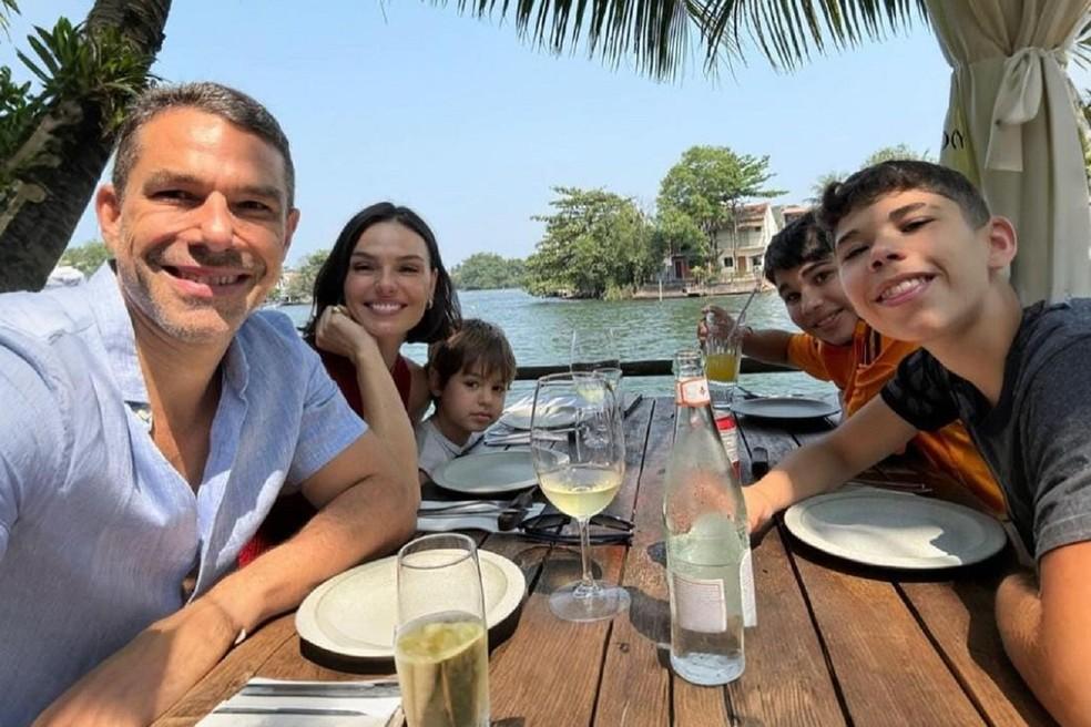 Marcos Buaiz com Isis Valverde, enteado e filhos