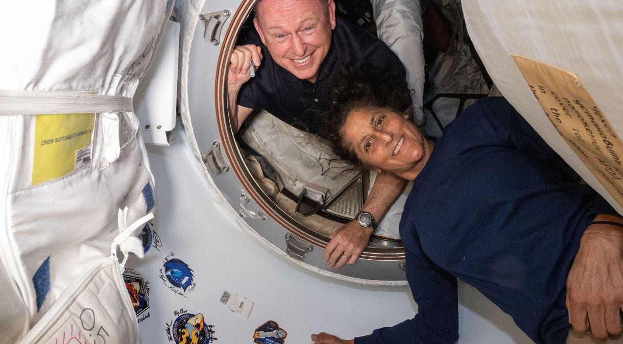 Astronautas Butch Wilmore (esq.) e Suni Williams, que fizeram o primeiro voo da Starliner e, agora, estão presos no espaço até 2025.