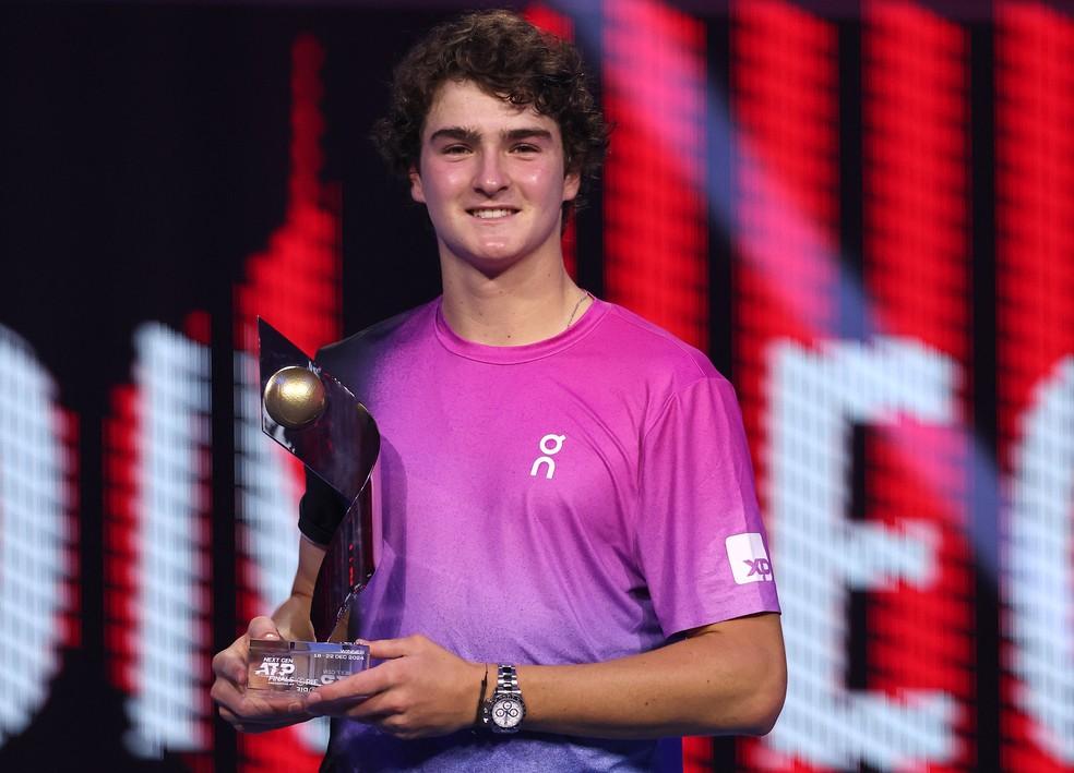 João Fonseca com a taça do Next Gen ATP Finals