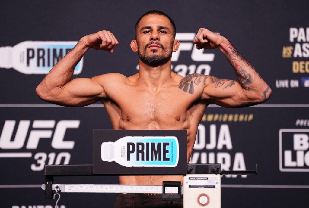 Alexandre Pantoja durante a pesagem oficial do UFC 310