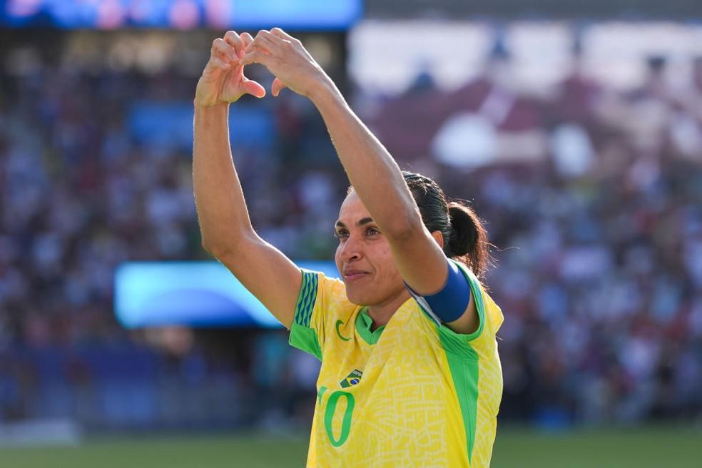 Marta retribuiu o carinho da torcida após o jogo entre Brasil e Estados Unidos