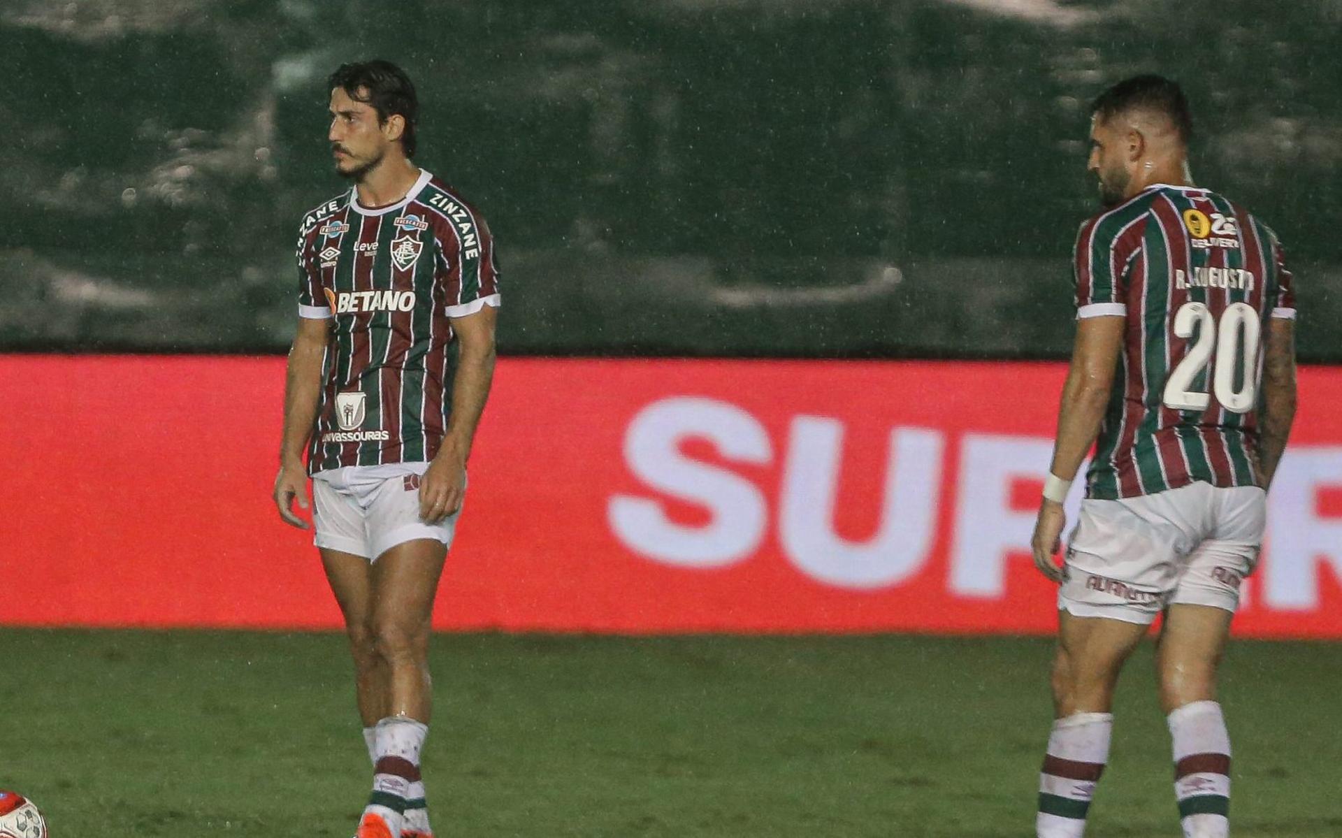 Gabriel Pires ao lado de Renato Augusto durante jogo do Fluminense pelo Campeonato Carioca