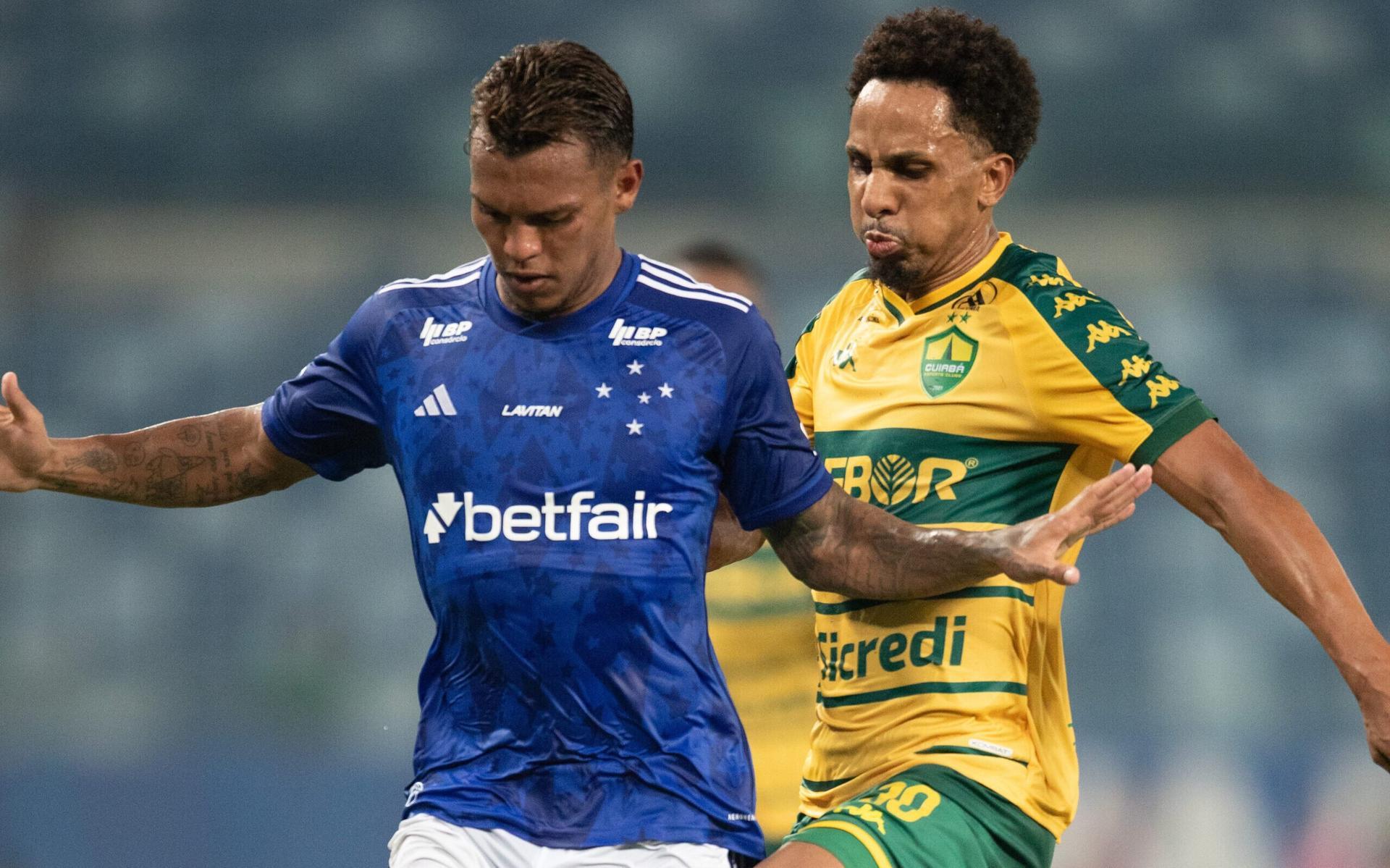 Gabriel Verón durante partida pelo Cruzeiro