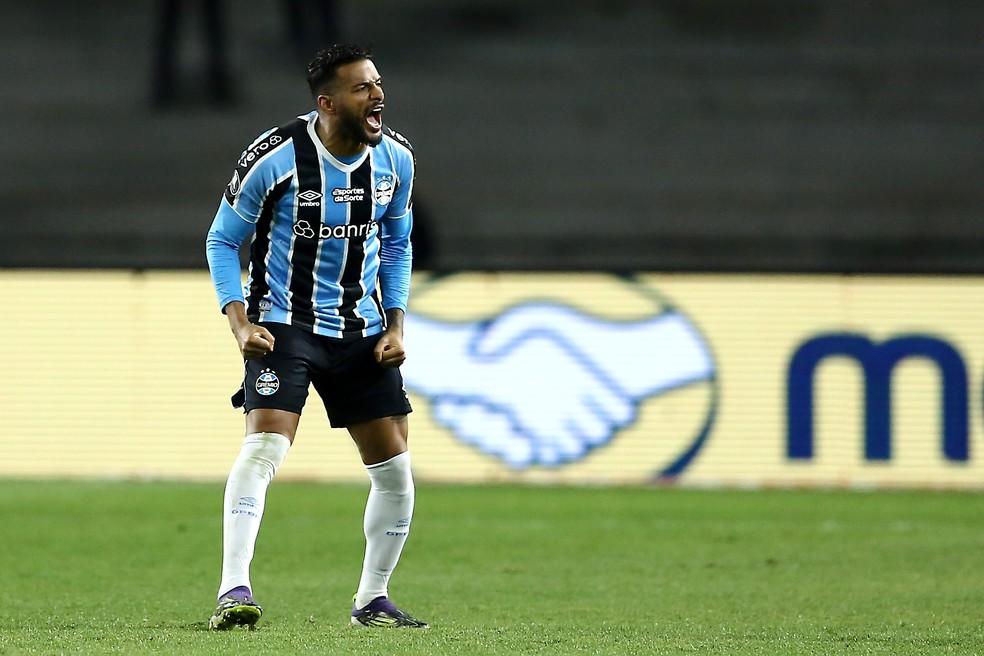 Reinaldo comemora gol do Grêmio contra o Fluminense