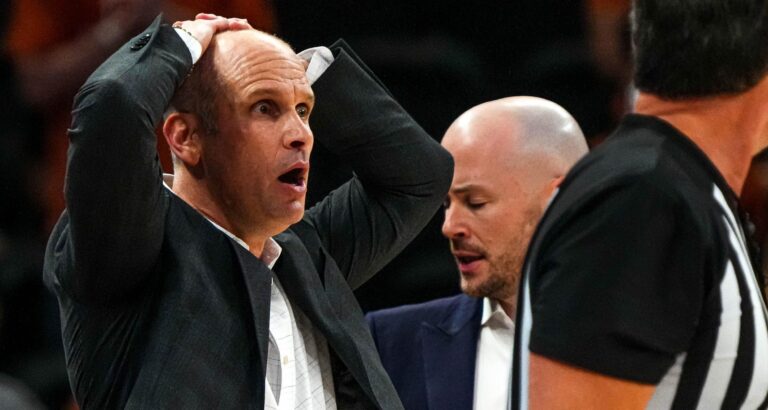 Mike Tomlin tem reação explosiva após penalidades em jogo entre Steelers e Eagles