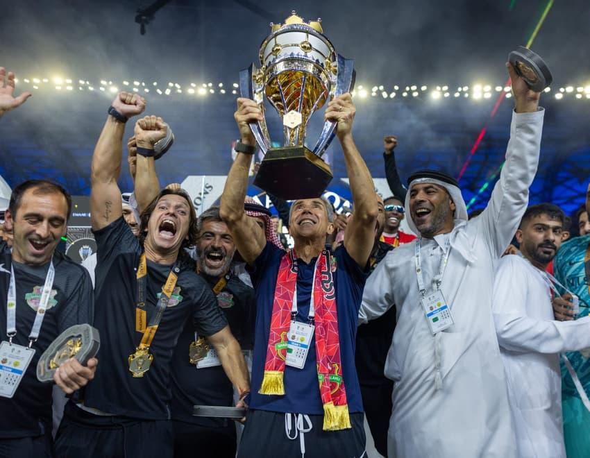 Paulo Sousa, técnico do Shabab Al Ahli, comemora o título da Supercopa dos Emirados Árabes