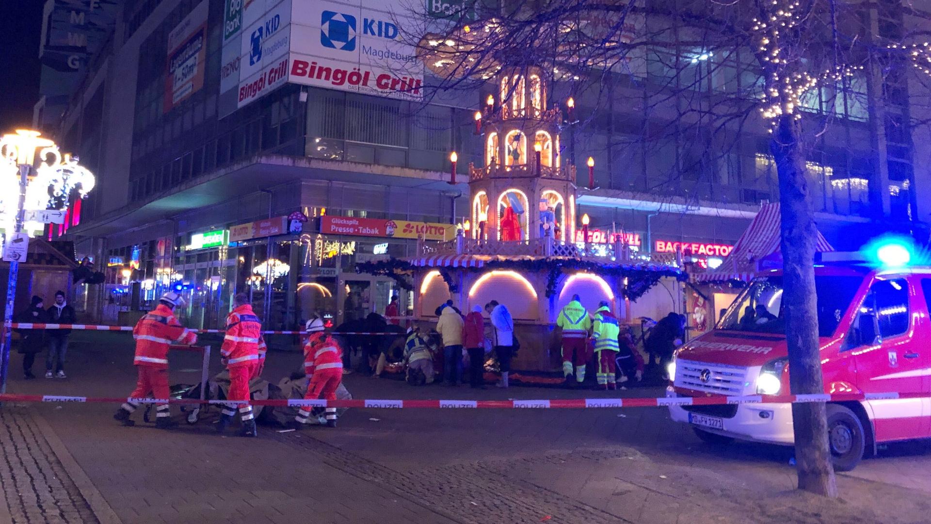 Rettungskräfte versorgen Menschen auf dem Weihnachtsmarkt em Magdeburg