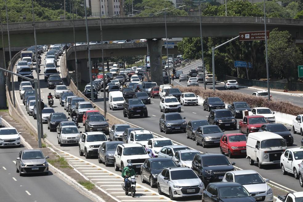 Trânsito em avenida de São Paulo