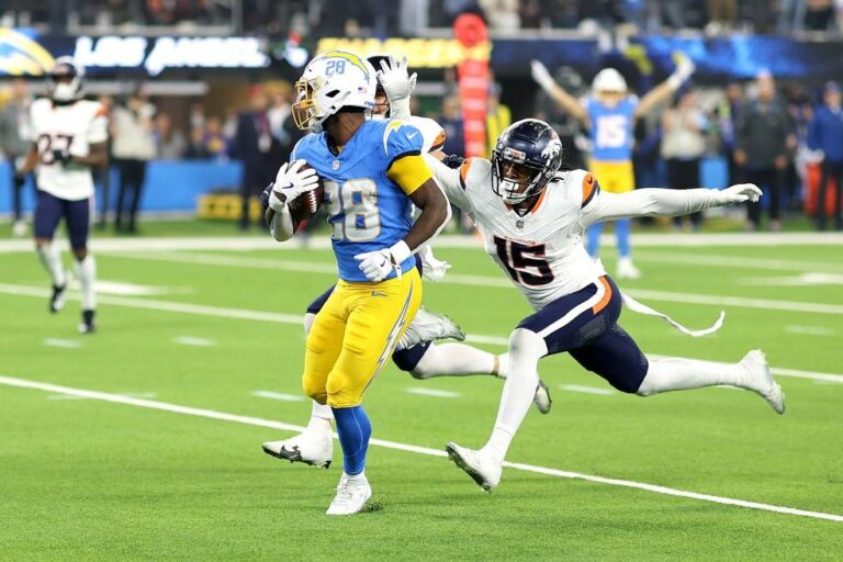 Los Angeles Chargers vence Denver Broncos de virada e mantém esperança nos Playoffs