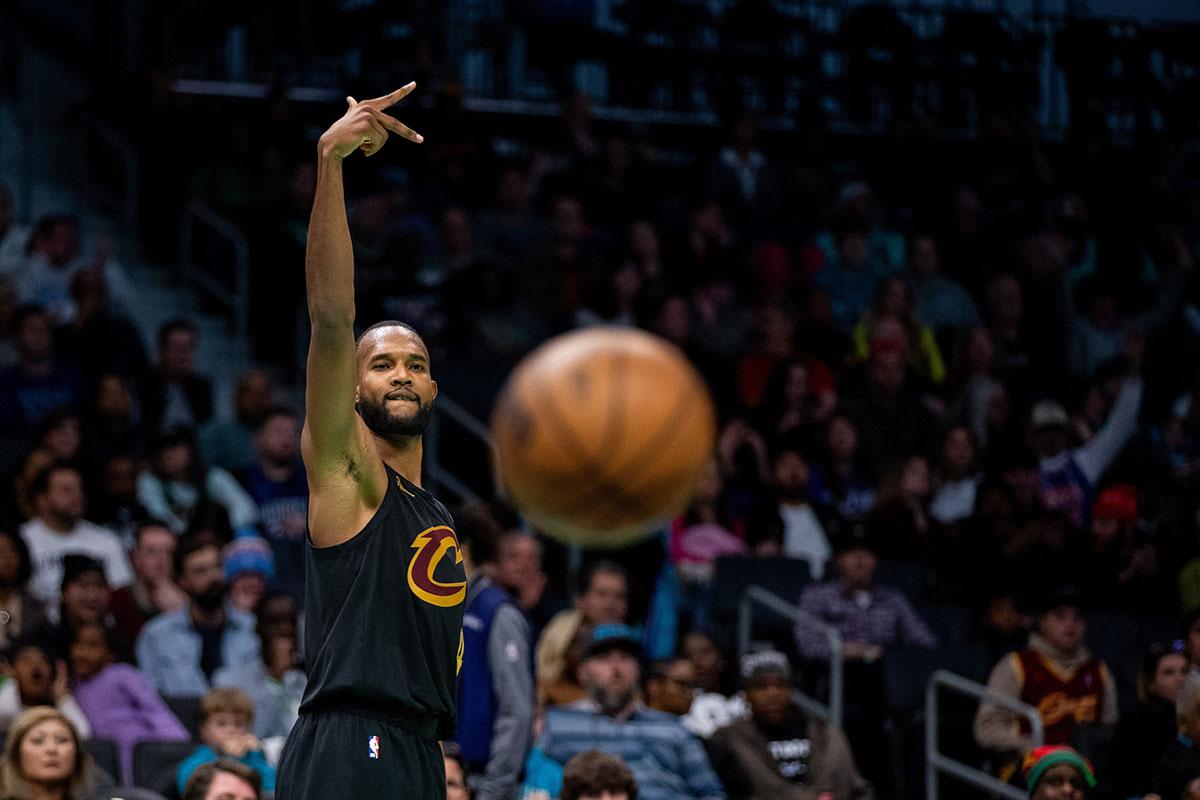 Evan Mobley celebra uma cesta de três pontos contra os Hornets