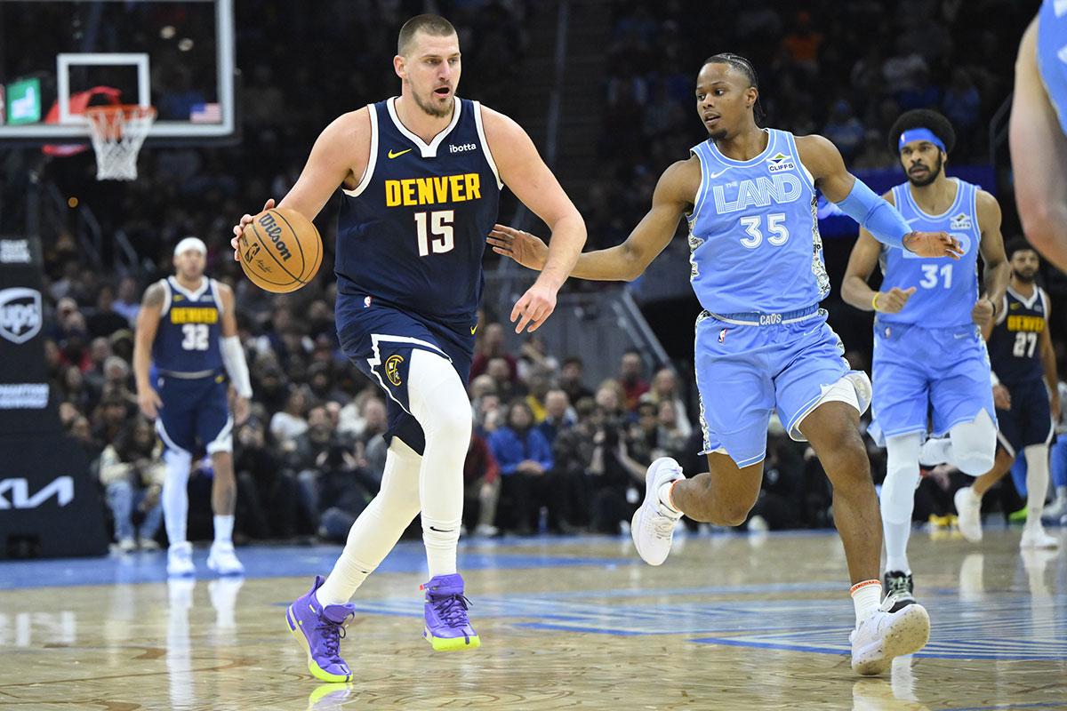 Isaac Okoro defende Nikola Jokic durante um jogo