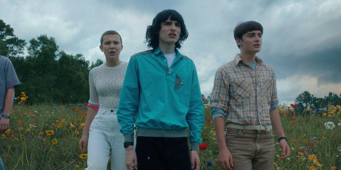 Millie Bobby Brown, Finn Wolfhard e Noah Schnapp em 'Stranger Things' Season 4.