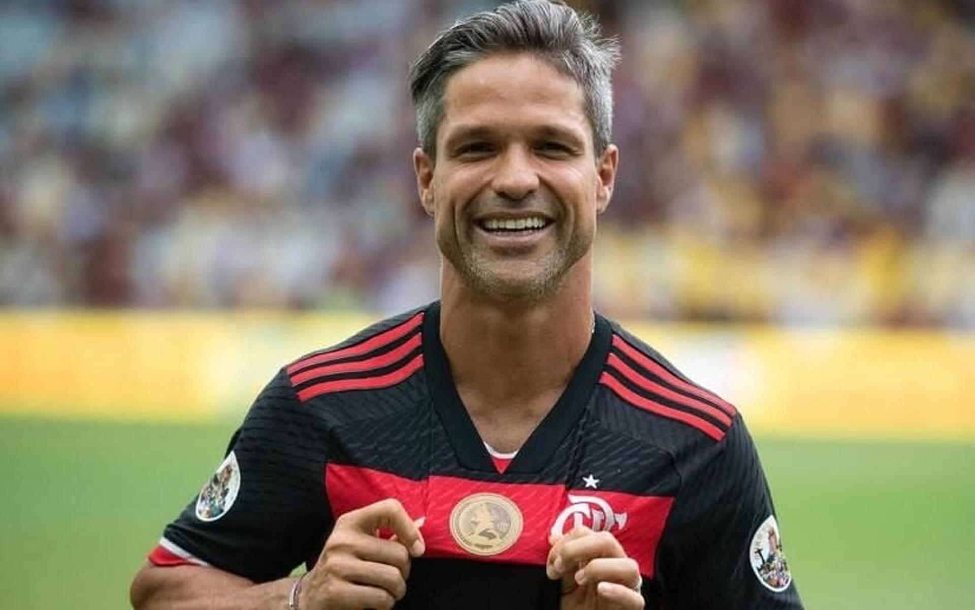 Diego Ribas celebrando com a torcida do Flamengo