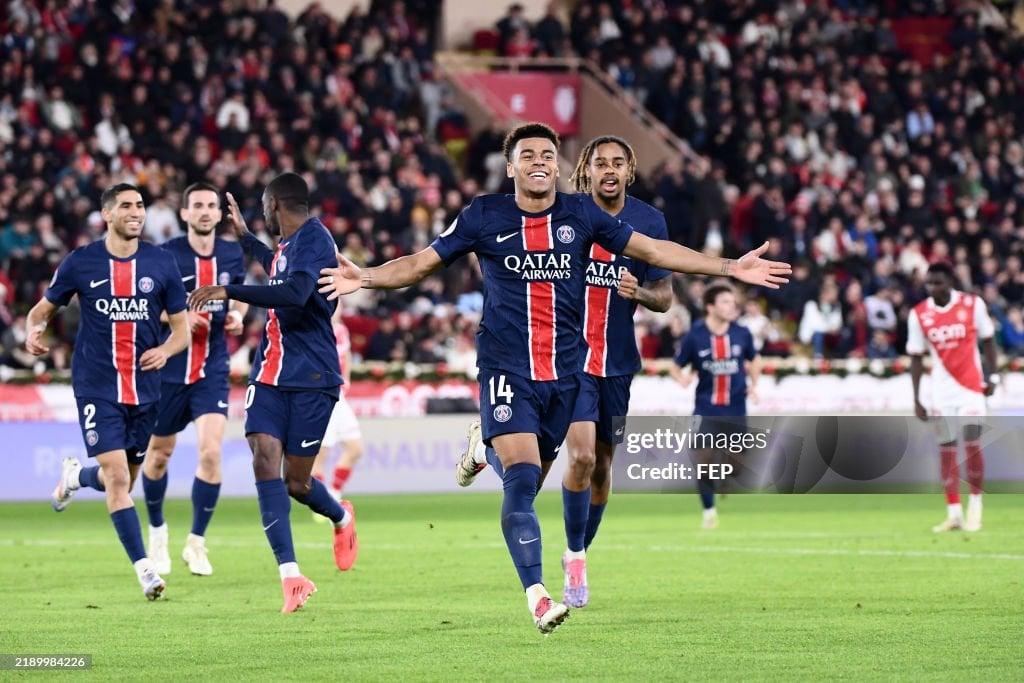 Desire Doue celebra seu gol que abriu o placar para o PSG